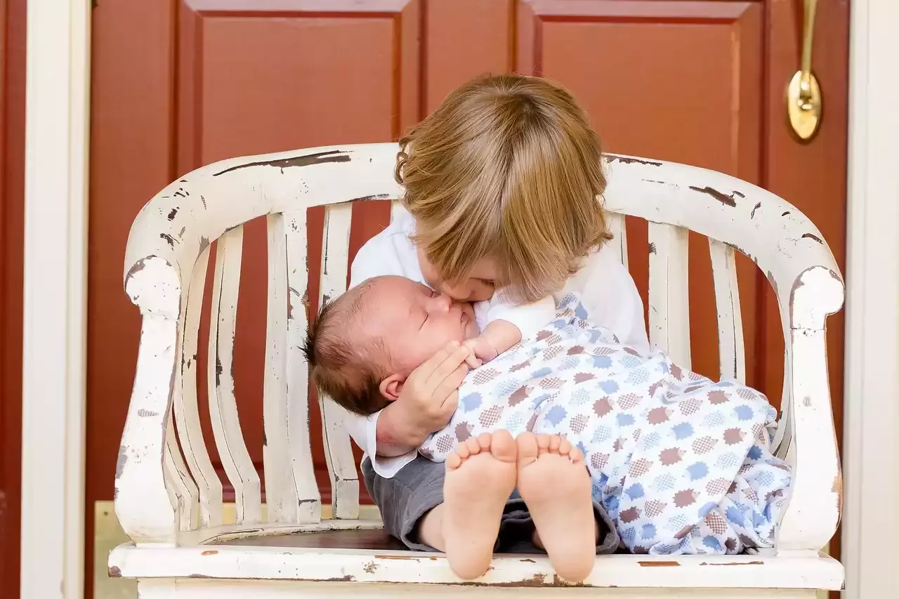 Preparare i fratelli per un nuovo bambino: consigli per una transizione graduale